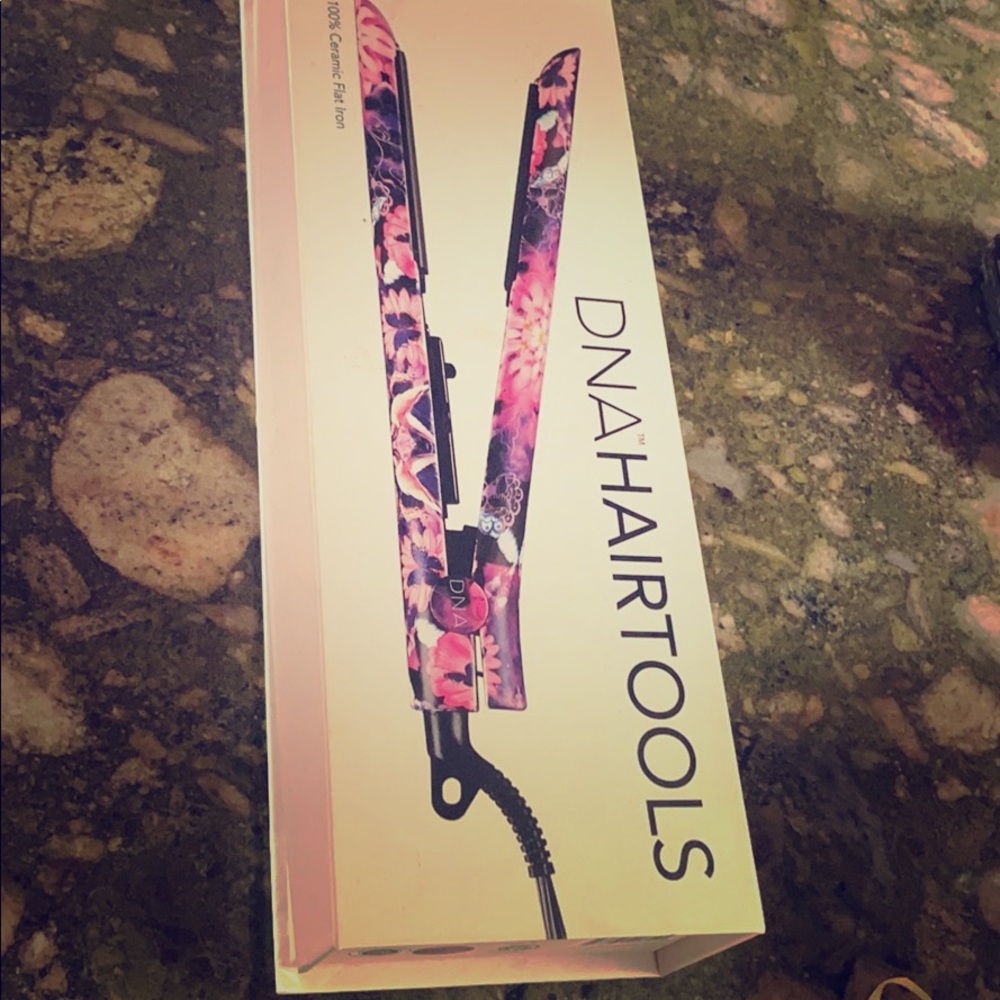 DNA ceramic flat iron